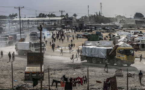 Lastwagen mit Hilfsgütern fahren in den Gazastreifen ein - die humanitäre Lage ist laut Hilfsorganisationen katastrophal (Archivbild). - Foto: Abed Rahim Khatib/dpa