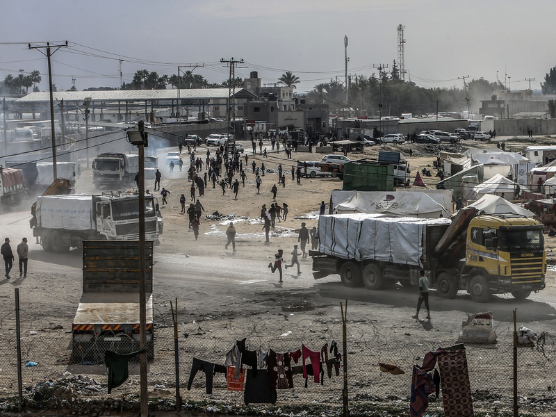 Lastwagen mit Hilfsgütern fahren in den Gazastreifen ein - die humanitäre Lage ist laut Hilfsorganisationen katastrophal (Archivbild). - Foto: Abed Rahim Khatib/dpa