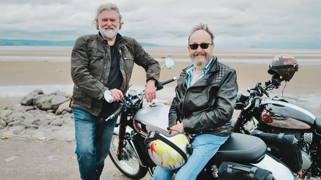 Si King und David Myers (r) in ihrer BBC-Kochsendung «The Hairy Bikers Go West». - Bild: BBC/South Shore Productions/PA Media/dpa