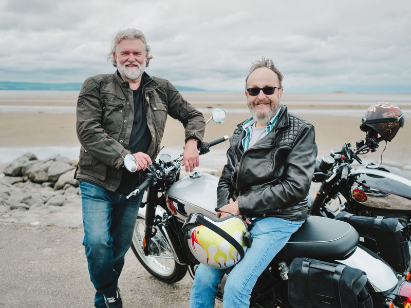 Si King und David Myers (r) in ihrer BBC-Kochsendung «The Hairy Bikers Go West». - Foto: BBC/South Shore Productions/PA Media/dpa