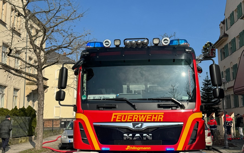 FW Dresden: Rauchwarnmelder alarmiert die Nachbarn - Wohnungsbrand - Foto: presseportal.de