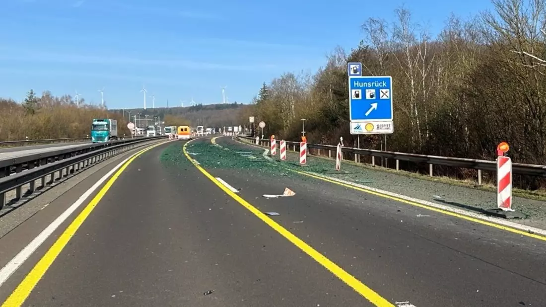 POL-VDMZ: Tausende Glasflaschen auf der Autobahn (Korrektur Datum) - Bild: presseportal.de