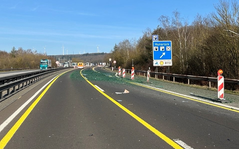 POL-VDMZ: Tausende Glasflaschen auf der Autobahn (Korrektur Datum) - Foto: presseportal.de