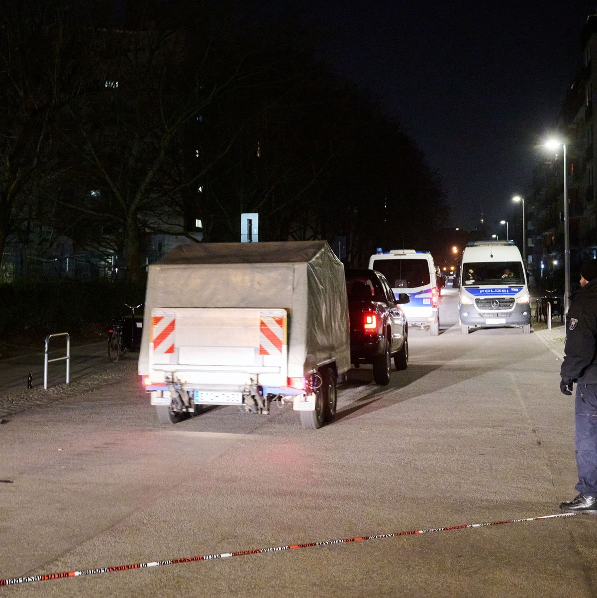 Bereits in der Nacht beschlagnahmte die Polizei gefährliche Waffen. - Foto: Annette Riedl/dpa