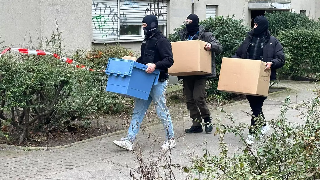 Nach der Festnahme von Daniela Klette setzt die Berliner Polizei ihren Einsatz in der Wohnung der früheren RAF-Terroristin fort. - Bild: Paul Zinken/dpa