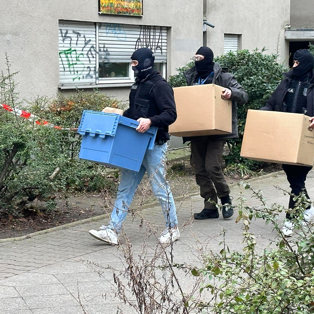 Nach der Festnahme von Daniela Klette setzt die Berliner Polizei ihren Einsatz in der Wohnung der früheren RAF-Terroristin fort. - Foto: Paul Zinken/dpa