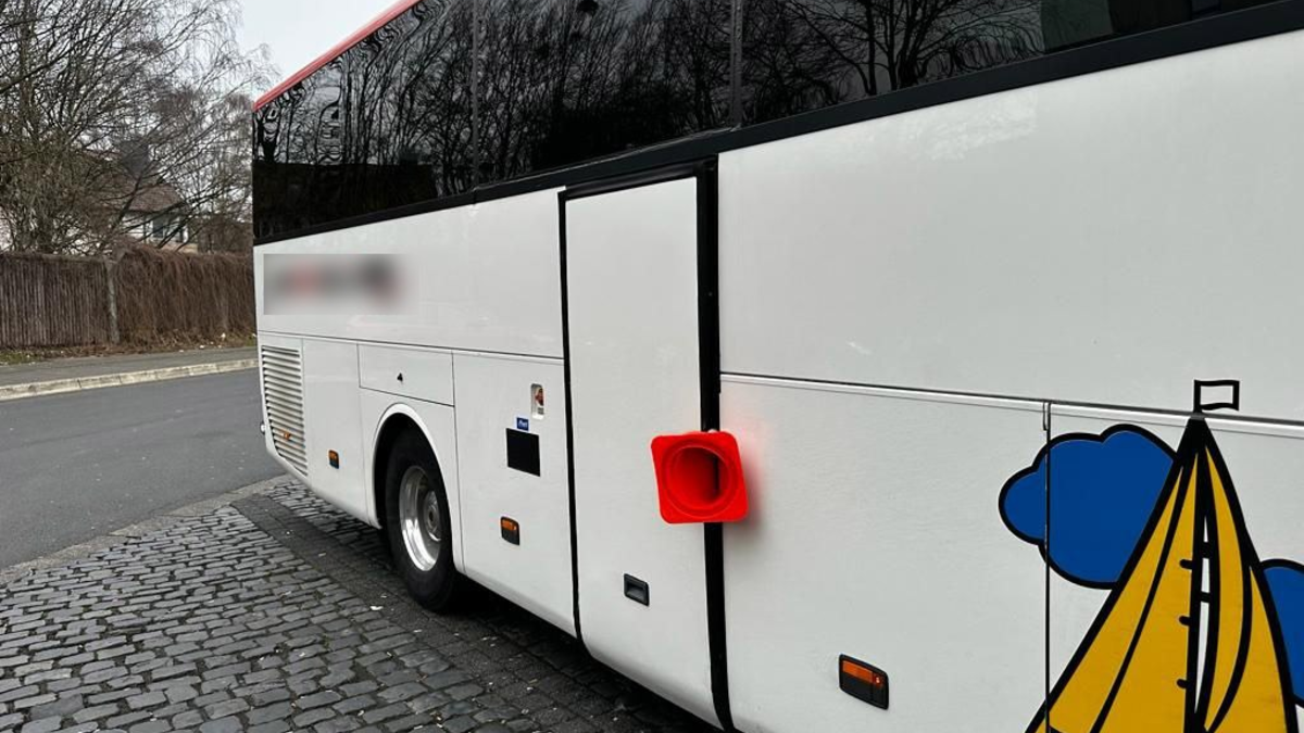 POL-KS: Kontrollen von Fernbussen am Wilhelmshöher Bahnhof: Zwei Busse mussten stehen bleiben - Foto: presseportal.de