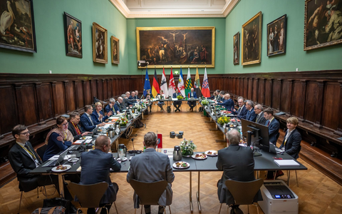 Die Ministerpräsidenten der Ost-Länder beraten bei einer gemeinsamen Konferenz in Berlin. - Foto: Michael Kappeler/dpa