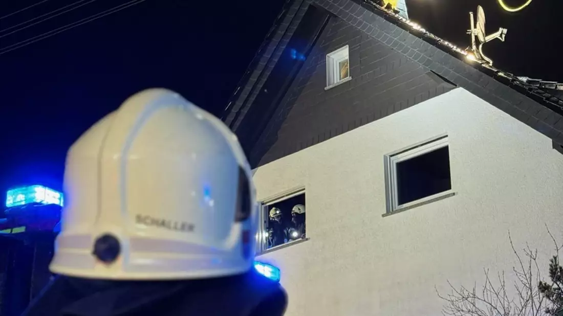 FW Marienheide: Kaminbrand dehnte sich auf Dachstuhl aus - Feuerwehr Marienheide mit 70 Kräften im Einsatz - Bild: presseportal.de