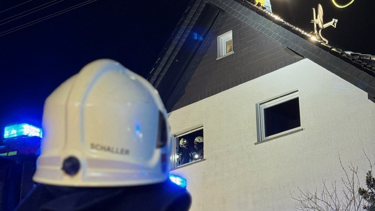 FW Marienheide: Kaminbrand dehnte sich auf Dachstuhl aus - Feuerwehr Marienheide mit 70 Kräften im Einsatz - Foto: presseportal.de