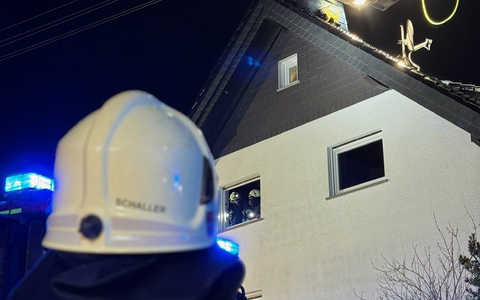 FW Marienheide: Kaminbrand dehnte sich auf Dachstuhl aus - Feuerwehr Marienheide mit 70 Kräften im Einsatz - Foto: presseportal.de
