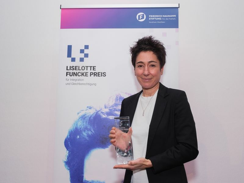 Dunja Hayali und Rheinflanke gGmbH erhalten den ersten Liselotte-Funcke-Preis für Integration und Gleichberechtigung - Foto: presseportal.de