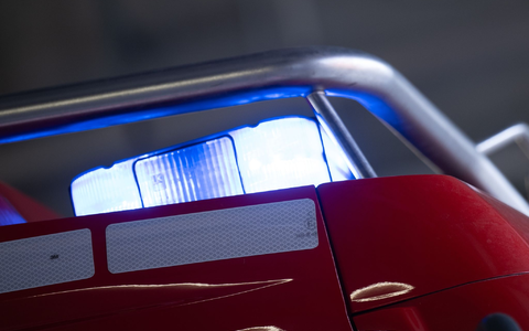 Der Fahrer und seine Beifahrerin kamen schwer verletzt in ein Krankenhaus. - Foto: Sebastian Gollnow/dpa Der Fahrer und seine Beifahrerin kamen schwer verletzt in ein Krankenhaus. - Foto: Sebastian Gollnow/dpa