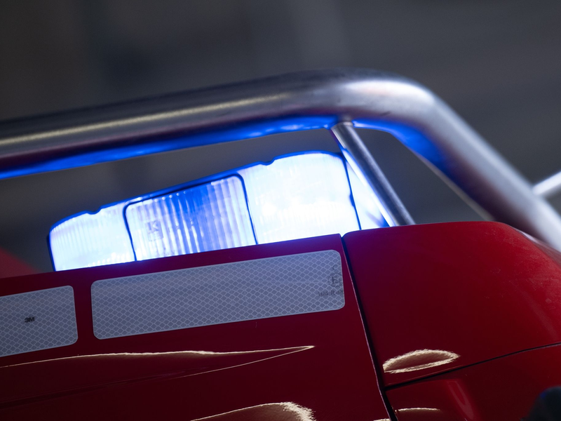 Der Fahrer und seine Beifahrerin kamen schwer verletzt in ein Krankenhaus. - Foto: Sebastian Gollnow/dpa