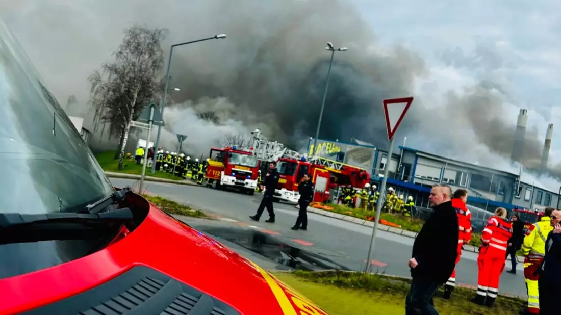 FW-RE: Vollbrand einer Lagerhalle in Herten-Süd - Feuerwehr Recklinghausen unterstützt umfassend die Feuerwehr Herten - Bild: presseportal.de