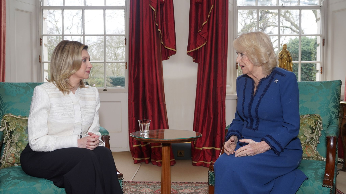 Königin Camilla (r) im Gespräch mit Olena Selenska. - Foto: Yui Mok/PA Wire/dpa
