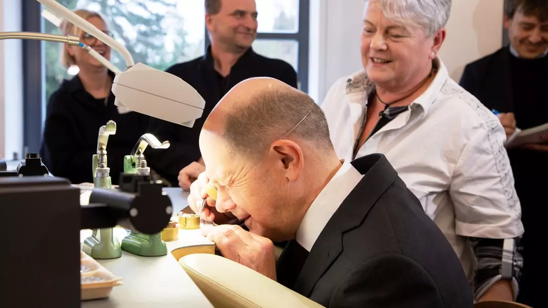 Bundeskanzler Olaf Scholz besucht NOMOS Glashütte / Vor dem Dresdner Kanzlergespräch: Bundeskanzler Olaf Scholz tauschte sich mit Mitarbeitenden der Uhrenmanufaktur NOMOS Glashütte aus. - Bild: presseportal.de