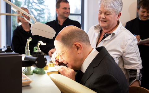 Bundeskanzler Olaf Scholz besucht NOMOS Glashütte / Vor dem Dresdner Kanzlergespräch: Bundeskanzler Olaf Scholz tauschte sich mit Mitarbeitenden der Uhrenmanufaktur NOMOS Glashütte aus. - Foto: presseportal.de