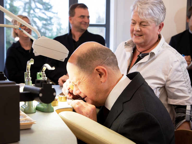 Bundeskanzler Olaf Scholz besucht NOMOS Glashütte / Vor dem Dresdner Kanzlergespräch: Bundeskanzler Olaf Scholz tauschte sich mit Mitarbeitenden der Uhrenmanufaktur NOMOS Glashütte aus. - Foto: presseportal.de