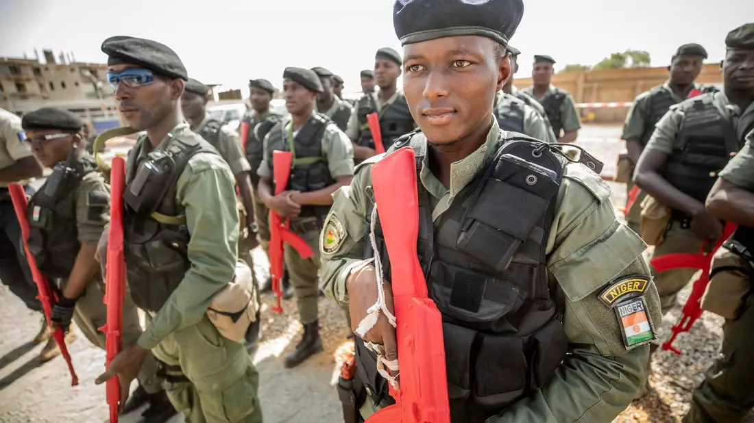 Auszubildende Polizisten der nigrischen Grenzschutzkompanie stehen bei der zivilen EU-Unterstützungsmission EUCAP Sahel Niger. - Bild: Michael Kappeler/dpa