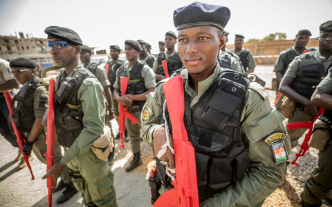 Auszubildende Polizisten der nigrischen Grenzschutzkompanie stehen bei der zivilen EU-Unterstützungsmission EUCAP Sahel Niger. - Foto: Michael Kappeler/dpa