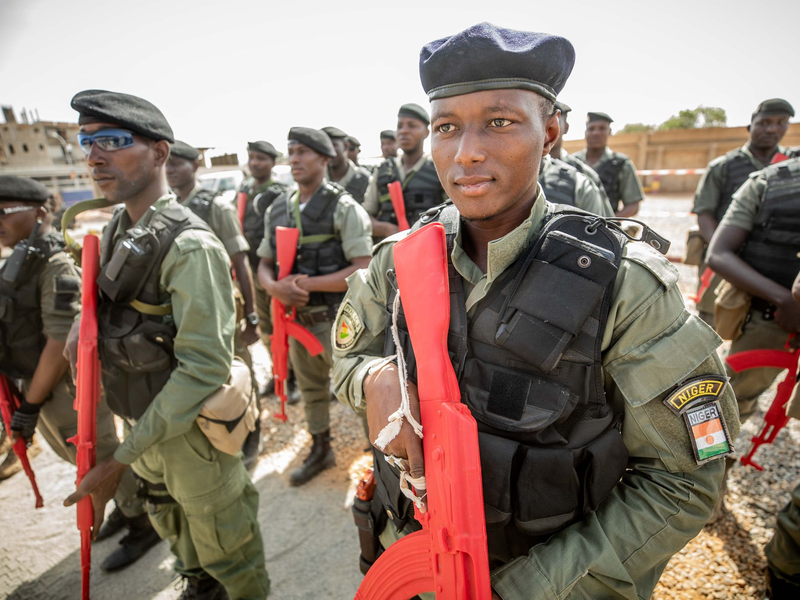 Auszubildende Polizisten der nigrischen Grenzschutzkompanie stehen bei der zivilen EU-Unterstützungsmission EUCAP Sahel Niger. - Foto: Michael Kappeler/dpa