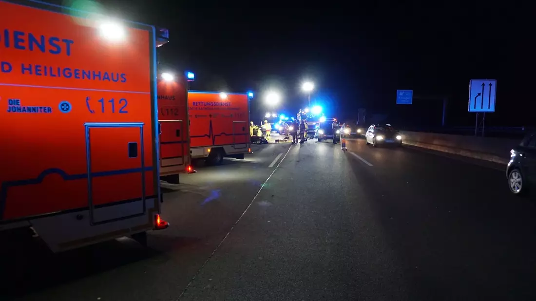 FW Ratingen: Verkehrsunfall auf Autobahn bei Ratingen - Fünf verletzte Personen - Bild: presseportal.de