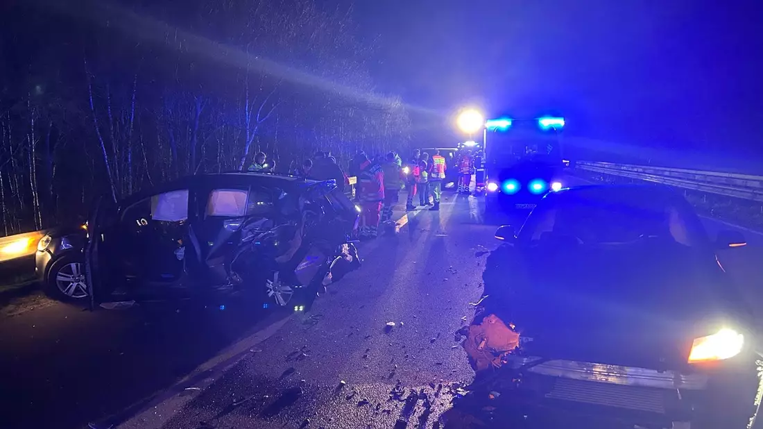 FW Bremerhaven: Verkehrsunfall auf der BAB 27 mit vielen Verletzten - Bild: presseportal.de