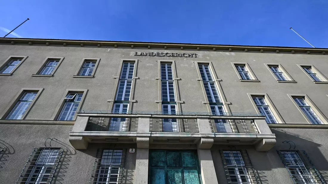 Verurteilt wurde die Mutter wegen versuchten Mordes, Quälens oder Vernachlässigens unmündiger, jüngerer oder wehrloser Personen sowie wegen Freiheitsentziehung. - Bild: Helmut Fohringer/APA/dpa