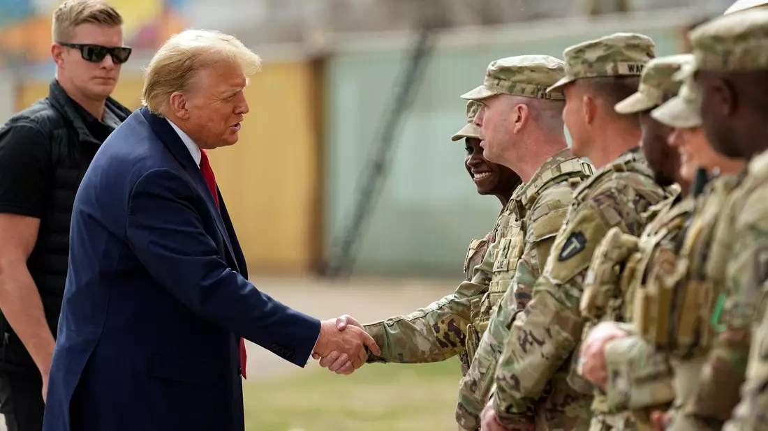 Donald Trump warf Biden bei seinem Besuch im Bundesstaat Texas Totalversagen bei der Migrationspolitik vor. - Bild: Eric Gay/AP