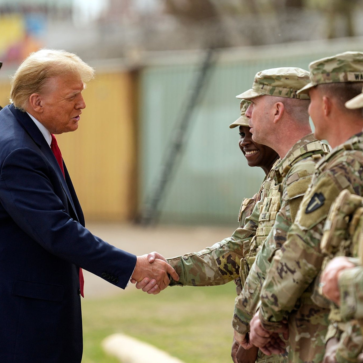 Donald Trump warf Biden bei seinem Besuch im Bundesstaat Texas Totalversagen bei der Migrationspolitik vor. - Foto: Eric Gay/AP