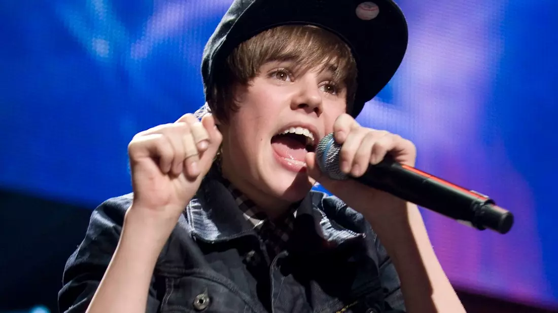 Justin Bieber singt 2009 im Madison Square Garden. - Bild: Jason Szenes/epa/dpa