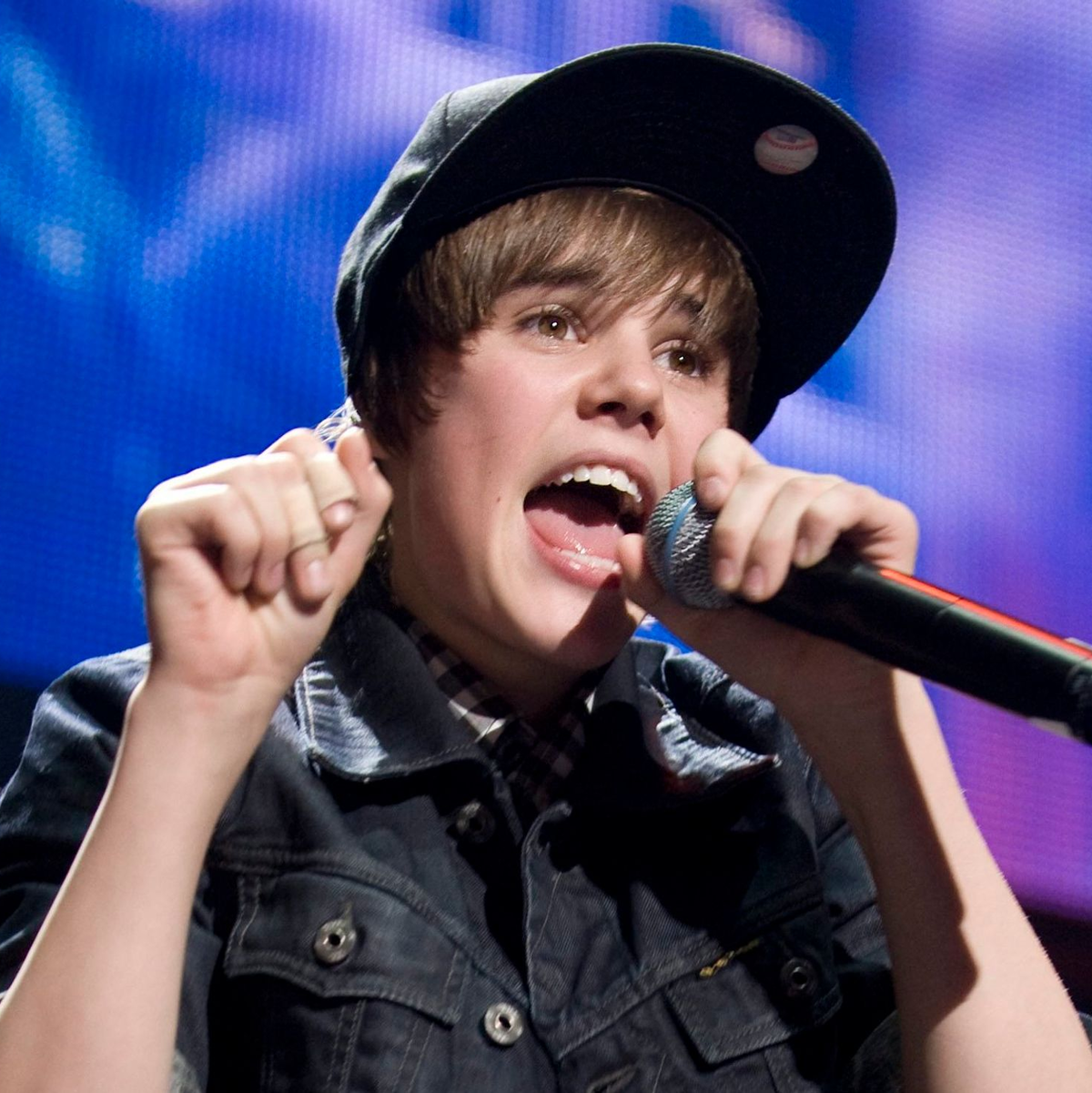 Justin Bieber singt 2009 im Madison Square Garden. - Foto: Jason Szenes/epa/dpa