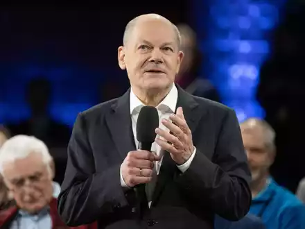 Die Entscheidung, Taurus-Marschflugkörper an die Ukraine zu liefern oder nicht, müsse man genau überdenken, sagt Olaf Scholz. - Foto: Sebastian Kahnert/dpa