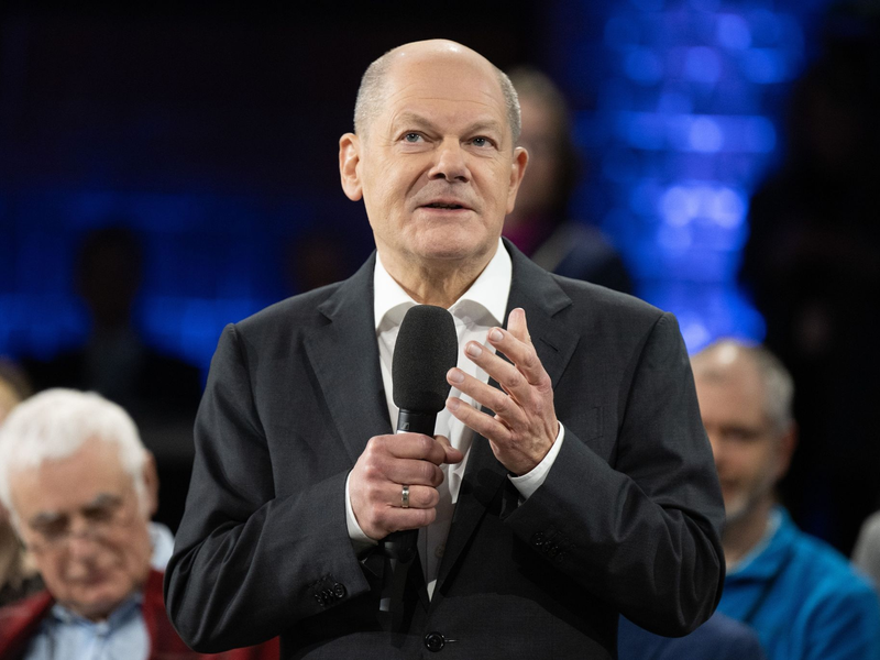 Die Entscheidung, Taurus-Marschflugkörper an die Ukraine zu liefern oder nicht, müsse man genau überdenken, sagt Olaf Scholz. - Foto: Sebastian Kahnert/dpa