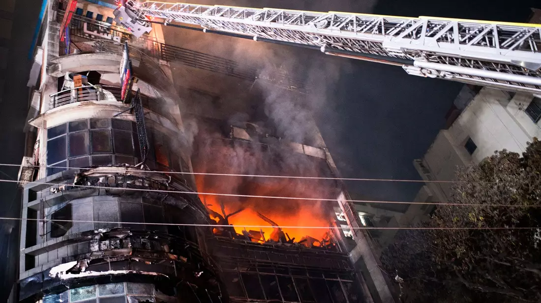 Die Ursache des Brandes ist noch unklar. - Bild: Mahmud Hossain Opu/AP