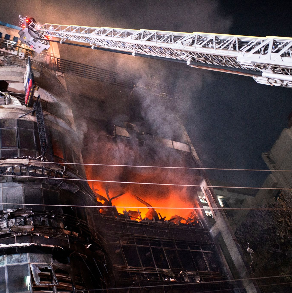 Die Ursache des Brandes ist noch unklar. - Foto: Mahmud Hossain Opu/AP