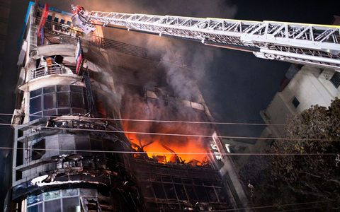 Die Ursache des Brandes ist noch unklar. - Foto: Mahmud Hossain Opu/AP