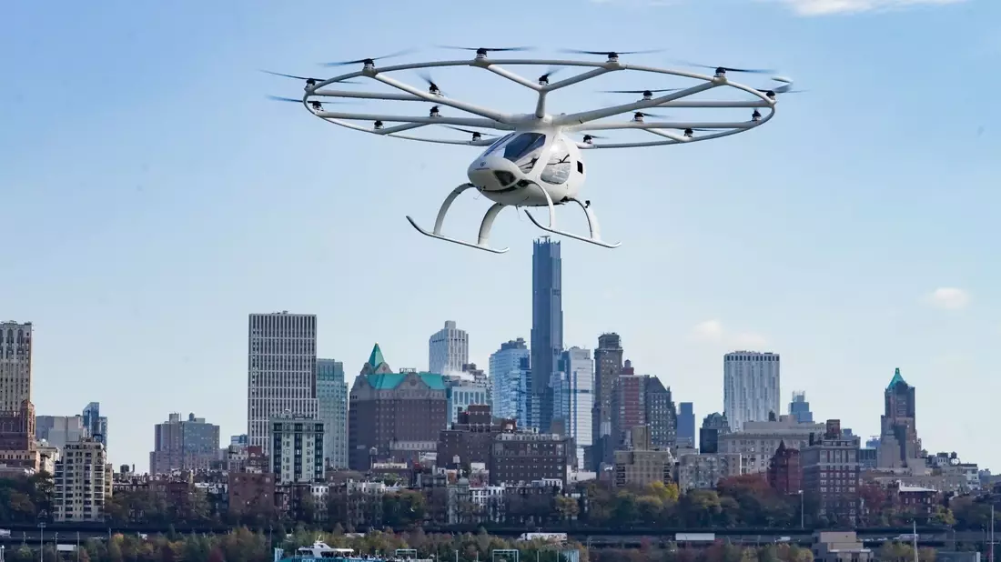 Volocopter stellt neuartige Fluggeräte mit einem markanten Ring für die Rotoren auf dem Dach her. - Bild: Bebeto Matthews/AP