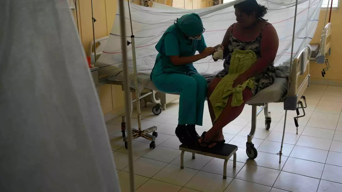 Angesichts der massiven Ausbreitungen des Dengue-Fiebers hat die peruanische Regierung für den Großteil des südamerikanischen Landes den Notstand erklärt. - Bild: Martin Mejia/AP