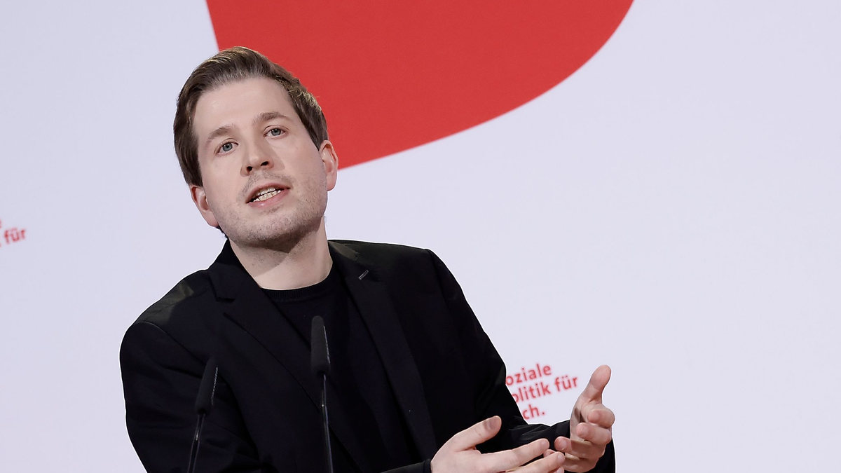 Hält an der Ampel fest: Kevin Kühnert. - Foto: Carsten Koall/dpa