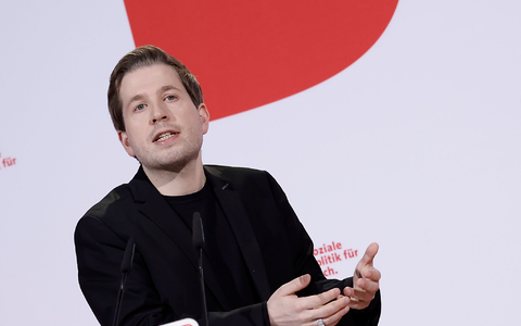 Hält an der Ampel fest: Kevin Kühnert. - Foto: Carsten Koall/dpa