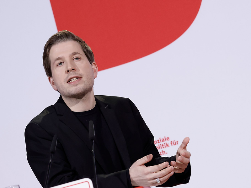 Hält an der Ampel fest: Kevin Kühnert. - Foto: Carsten Koall/dpa