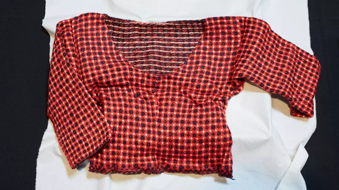 «Verpackt über Jahrhunderte»: In einem Paket wurde ein rot-blauer Strickpullover für eine Frau gefunden. - Bild: Maria Cardamone/Prize Papers Project, National Archives, ref. HCA 32/952, Images reproduced by permission of The National Archives, UK/dpa