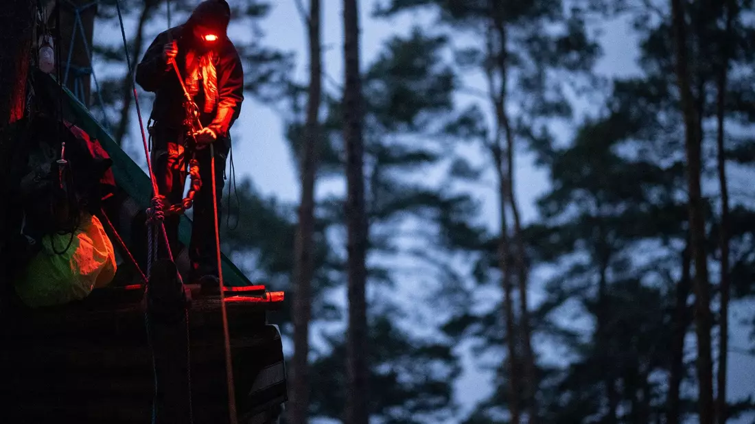 Etliche der Aktivisten waren auch schon bei Protestaktionen im Hambacher Forst oder im Braunkohle-Dorf Lützerath dabei. - Bild: Sebastian Gollnow/dpa