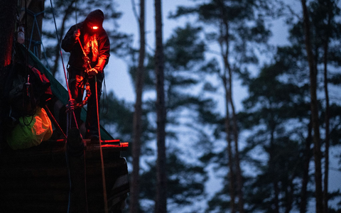 Etliche der Aktivisten waren auch schon bei Protestaktionen im Hambacher Forst oder im Braunkohle-Dorf Lützerath dabei. - Foto: Sebastian Gollnow/dpa Etliche der Aktivisten waren auch schon bei Protestaktionen im Hambacher Forst oder im Braunkohle-Dorf Lützerath dabei. - Foto: Sebastian Gollnow/dpa
