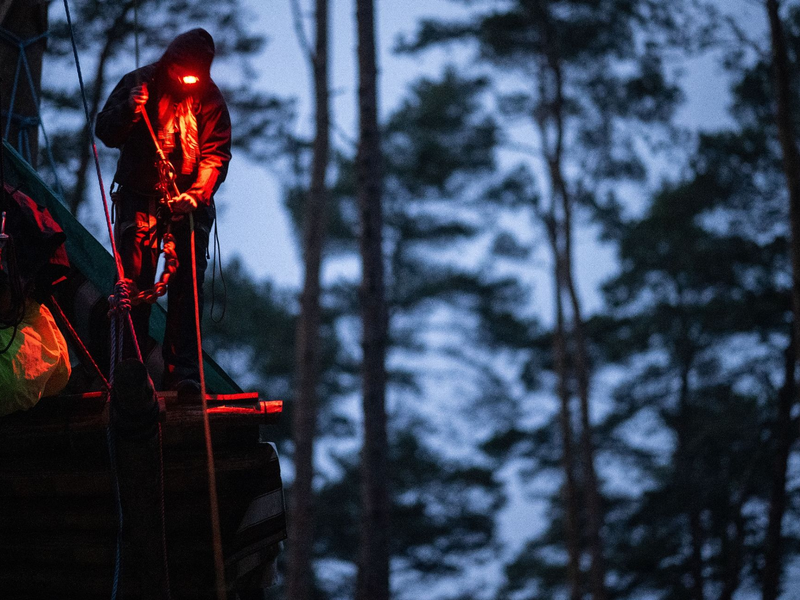 Etliche der Aktivisten waren auch schon bei Protestaktionen im Hambacher Forst oder im Braunkohle-Dorf Lützerath dabei. - Foto: Sebastian Gollnow/dpa