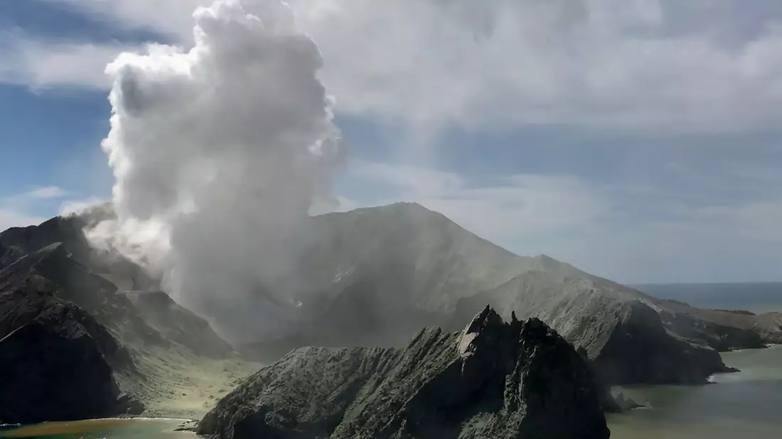 Bei der Eruption auf der Vulkaninsel Whakaari/White Island im Dezember 2019 kamen 22 Menschen ums Leben. - Bild: -/XinHua/dpa