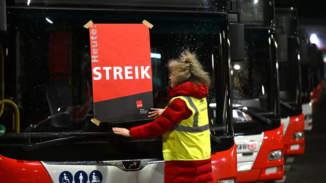 Zweite Warnstreikrunde im Tarifkonflikt des ÖPNV, den Verdi parallel in 14 Bundesländern austrägt. - Bild: Federico Gambarini/dpa