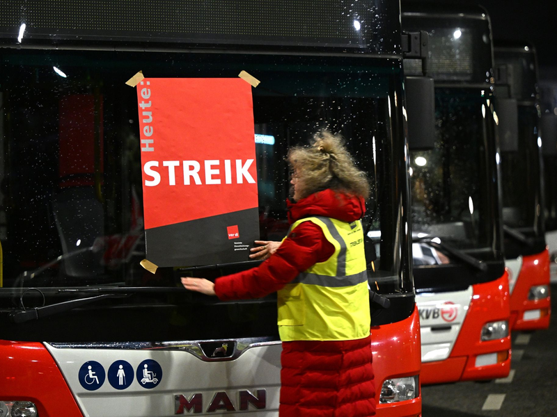 Zweite Warnstreikrunde im Tarifkonflikt des ÖPNV, den Verdi parallel in 14 Bundesländern austrägt. - Foto: Federico Gambarini/dpa